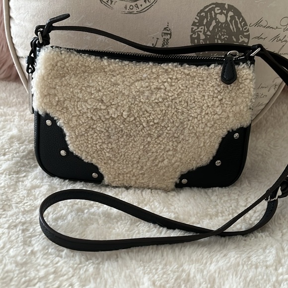 Beautiful Coach Crossbody - Picture 2 of 10